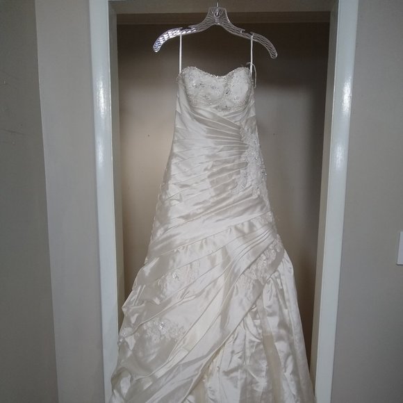 NWT! Bonny 122 Wedding Gown Size 6 - Picture 1 of 8
